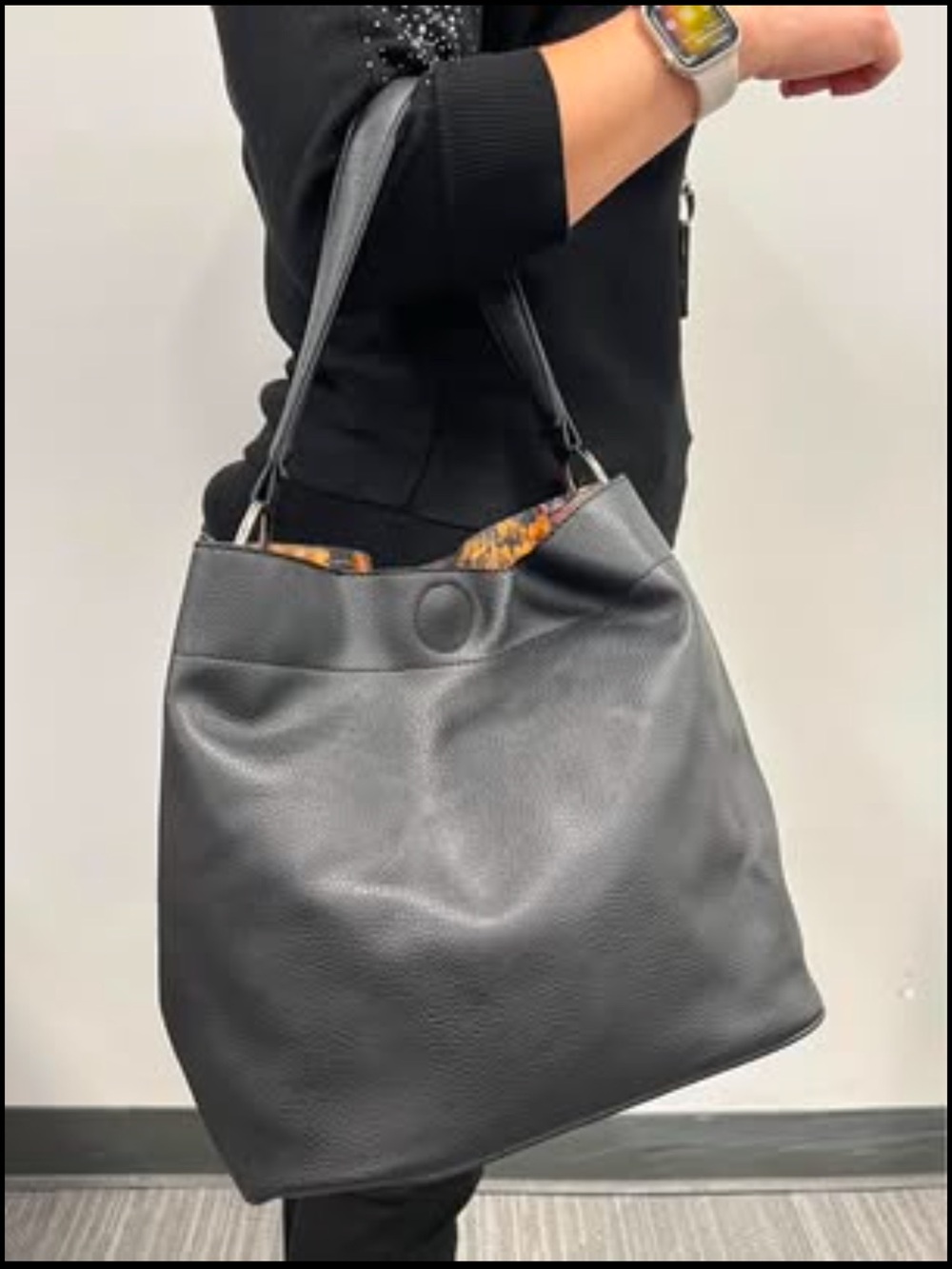 Carlos Santana Black Pebbled Leather Shoulder Bag - Picture 6 of 15